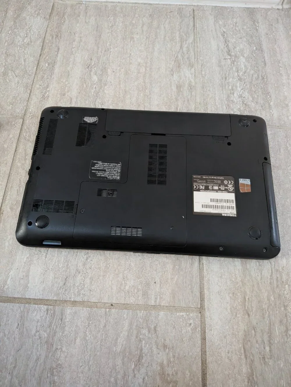Toshiba Satellite Laptop C855D-S5105 AMD E-300 1.3GHz 4 GB 320GB Storage